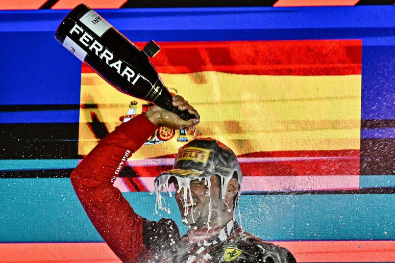 Nella notte di Singapore Sainz riporta al successo la rossa in Formula1
